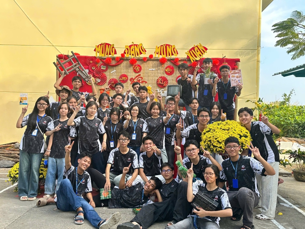 Tập thể lớp 12A1 - Thanh xuân bên nhau
